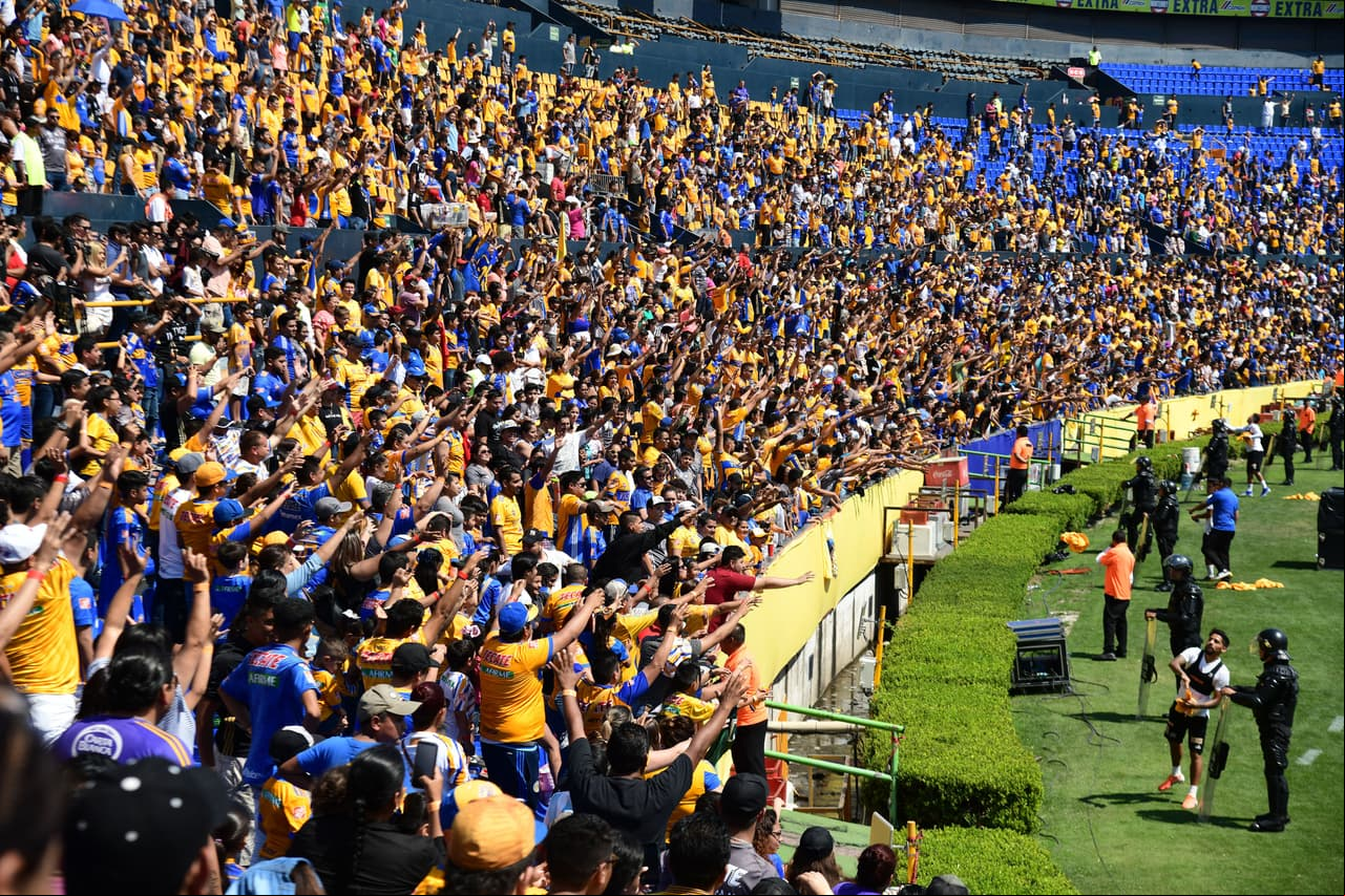 Tigres UANL tendrá que remontar en casa el 1-0 contra Monterrey y por eso antes del juego de vuelta de la Final de Liga de Campeones de Concacaf recibió el cariño y calidez de sus hinchas en un entrenamiento.