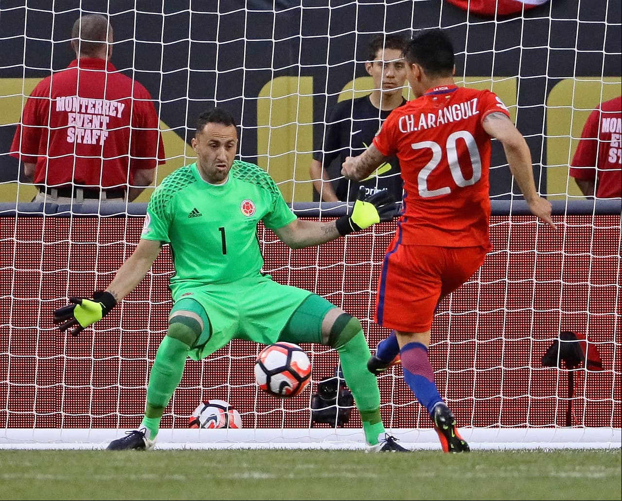 Charles Aránguiz de Chile disparó con la derecha desde muy cerca al centro de la portería, para el 1 -0