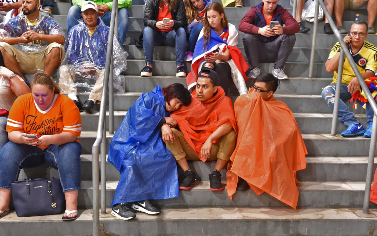 Finaliza el primer tiempo y una fuerte lluvia, amenaza de tormenta retrasa el partido.