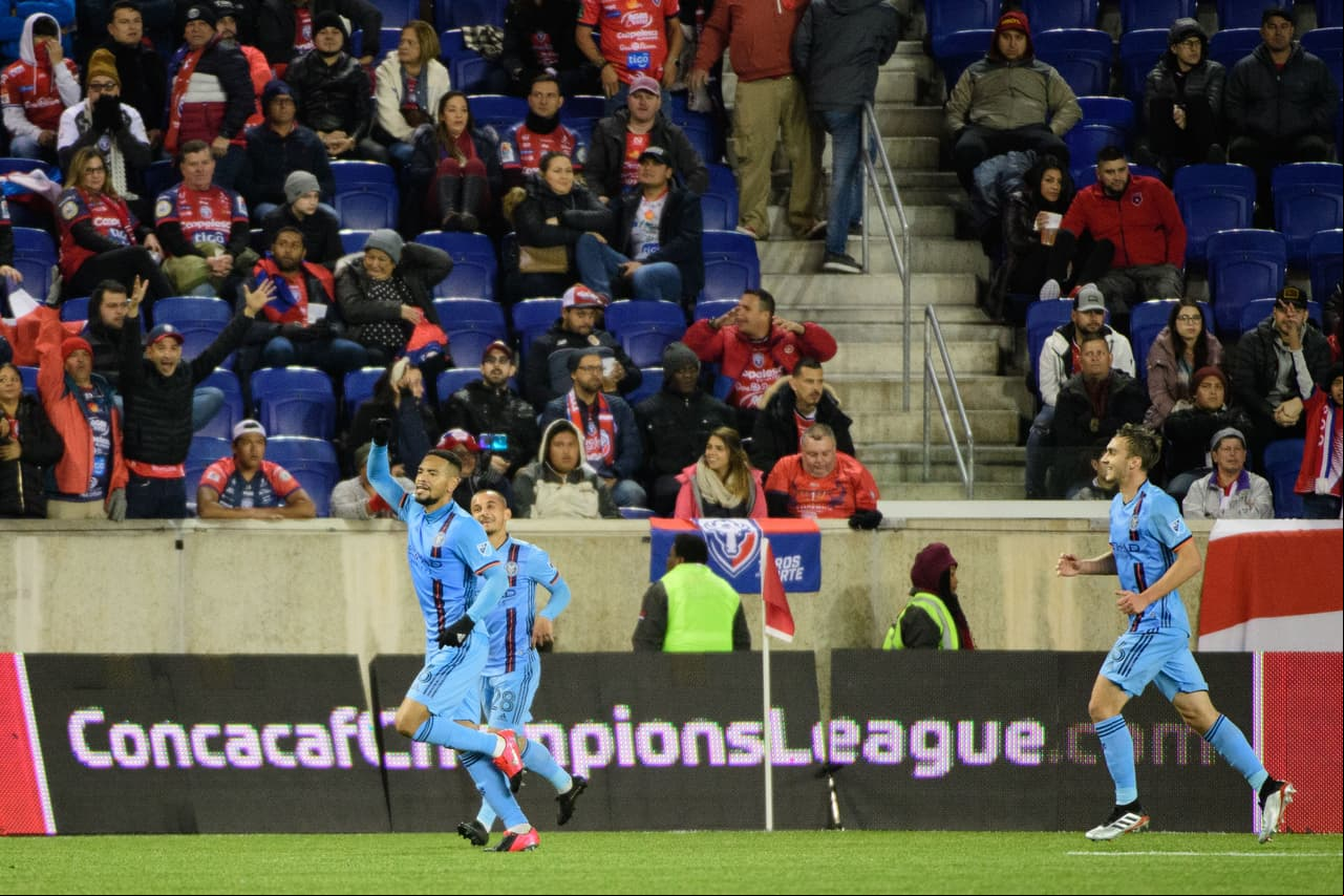 Los jugadores del NYCFC corren a festejar el gol de Callens que baja decibeles del San Carlos.