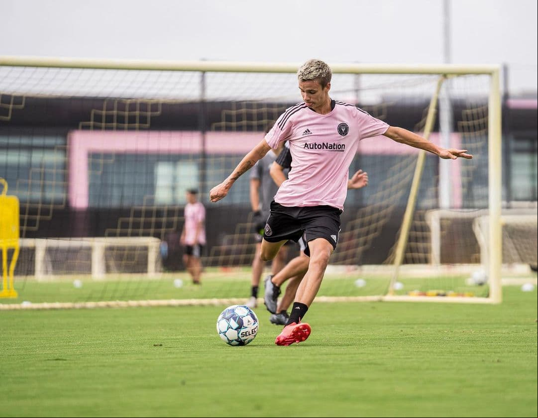 Romeo Beckham, hijo de la superestrella del futbol ha firmado con Fort Lauderdale CF.