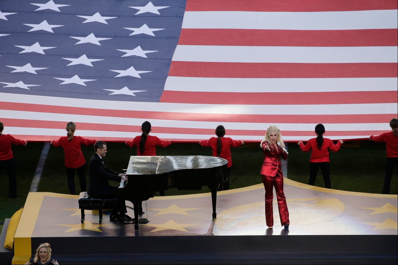 La hermosa voz de Lady Gaga entonó el Himno de los EEUU en la apertura del Super Bowl 50. Aquí las mejores tomas.