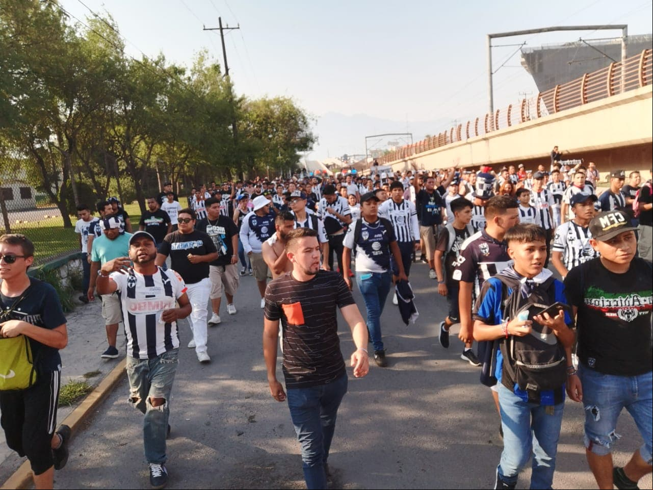 No se presentaron altercados entre las porras previo a su ingreso al estadio.