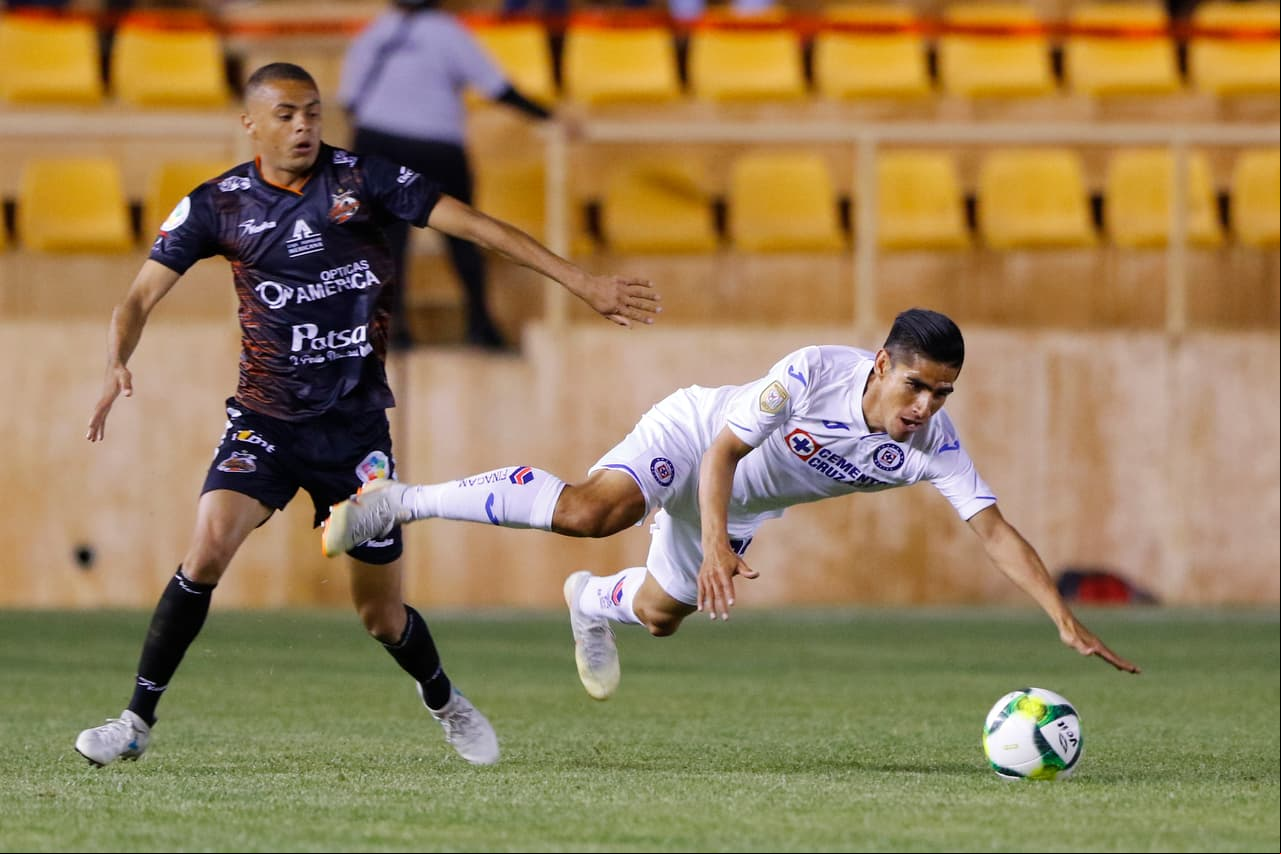 A pesar de la prosapia del Cruz Azul, los oaxaqueños no se arredraron y jugaron codo con codo en el primer medio, incluso generaron un error inisible de Guillermo Allison.