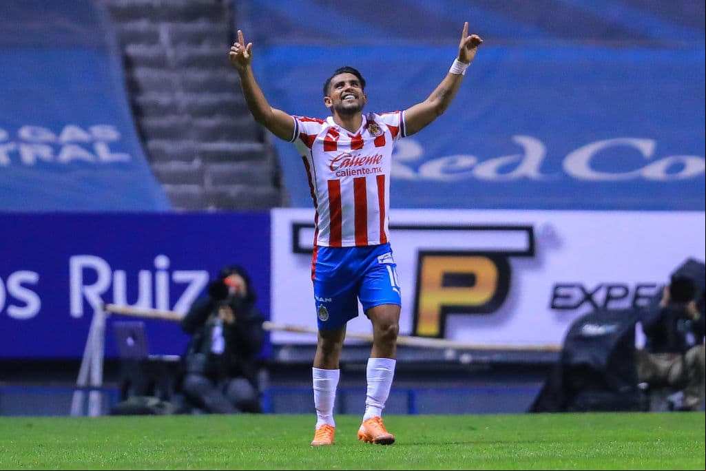 El Rebaño tuvo la primera de peligro en los botines de Oribe Peralta, Jesús Molina cobraba un penal y el gol no llegaba. Ormeño (38’) abrió el marcador con un soberbio testarazo y Miguel Ángel Ponce (47’) emparejó los cartones. En la J2, Puebla y Chivas se medirán a Cruz Azul y Toluca, respectivamente.