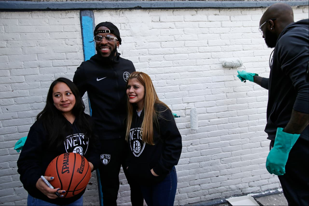 Desde muy temprano Rice tomó su lugar en un transporte especial donde se promocionaba los partidos de baloncesto.