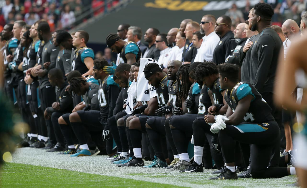 Esta forma de protesta se da como un gesto de inconformismo frente al racismo que se presenta en Estados Unidos y comenzó con Colin Kaepernick, de los 49ers.