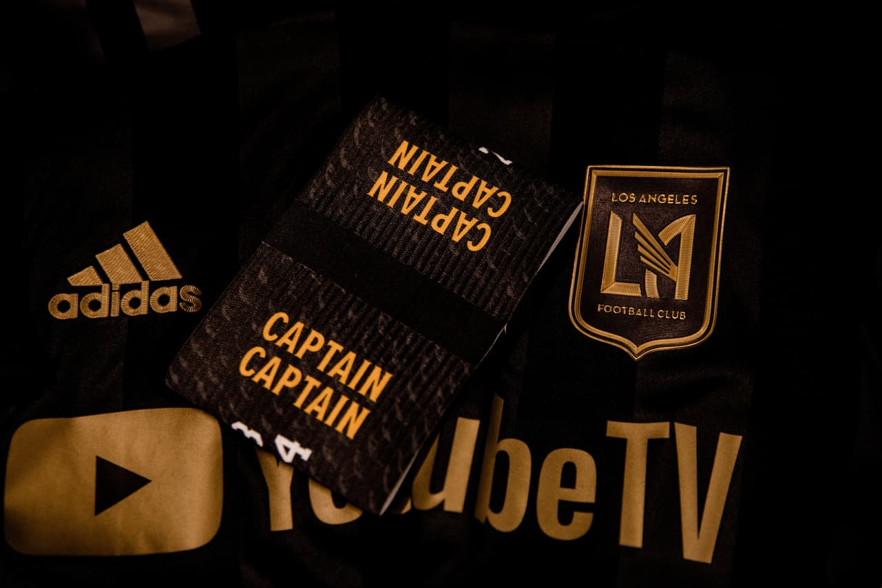 Carlos Vela es el capitán de LAFC y lució este gafete en honor a Kobe Bryant.