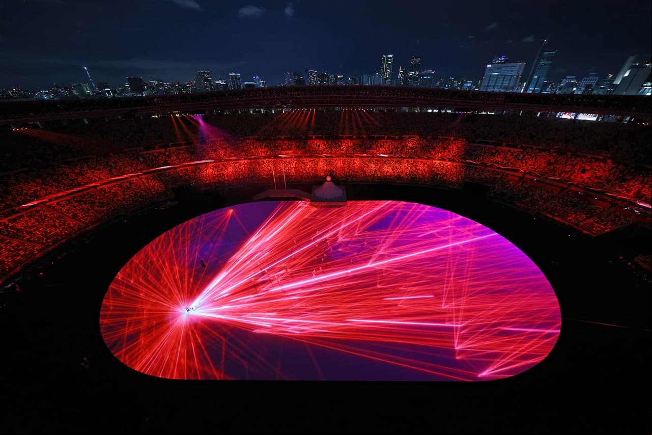 El juego de luces combinado con la coreografía de los primeros atletas no se hizo esperar.