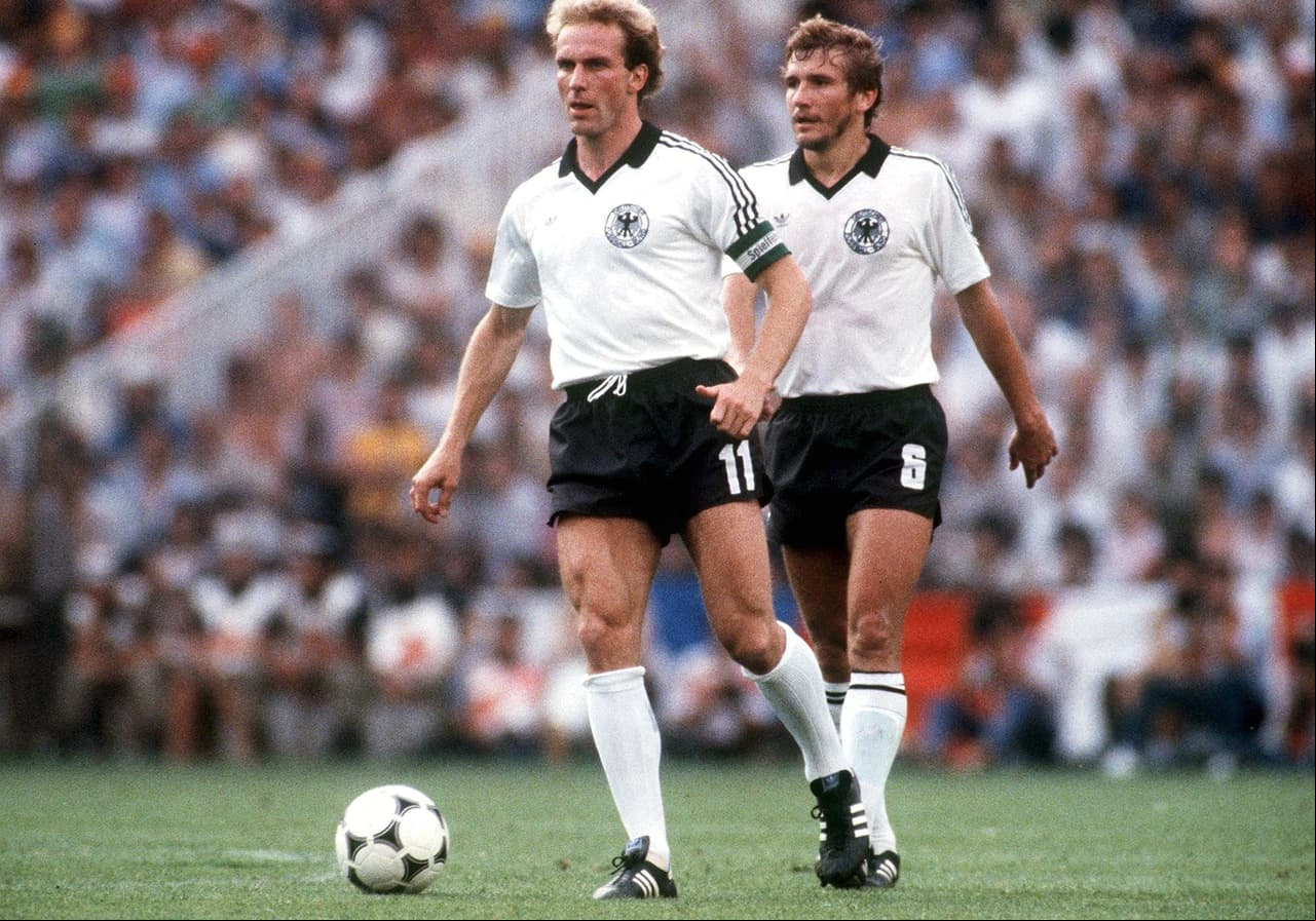 En este caso la homonimia lo delata: Karl-Heinz Rummenigge da origen a Karl-Heinz Schneider, ambos delanteros imparables de Alemania. Los jugadores de los ochentas fueron referente de Supercampeones.