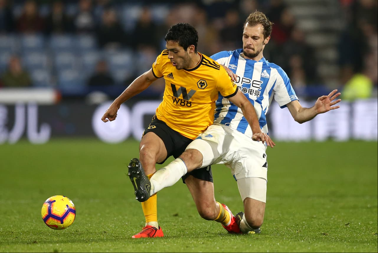 Los 79 minutos del mexicano Raúl Jiménez en cancha no fueron suficientes para evitar la derrota de Wolverhampton 1-0 en la visita a Huddersfield en la Premier League.