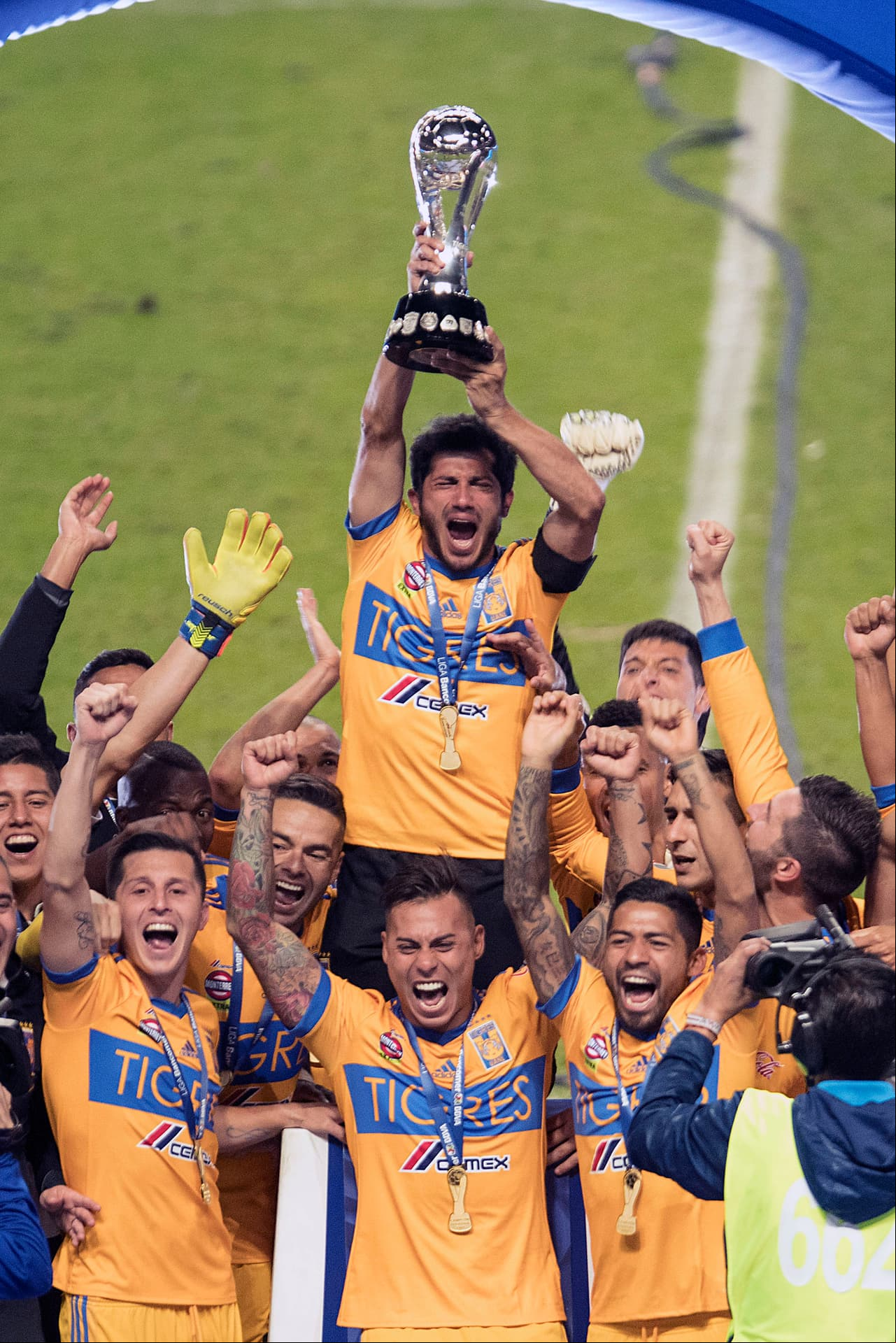 Damián Álvarez fue ovacionado por todo su equipo quien lo levantó en hombros con el trofeo del fútbol mexicano.