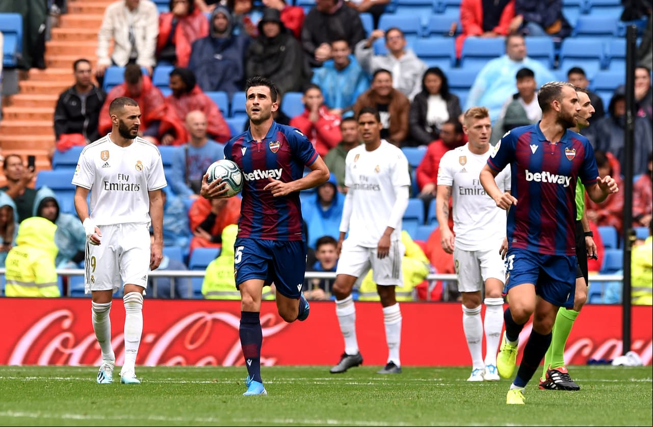 El Real Madrid consumó un gran primer tiempo y vencía 3-0 con doblete de Karim Benzema y uno más de Casemiro pero en la segunda mitad sufrió, recibió goles de Mayoral y Melero, dos ex madridistas, y una atajada de Courtois salvó el posible empate.