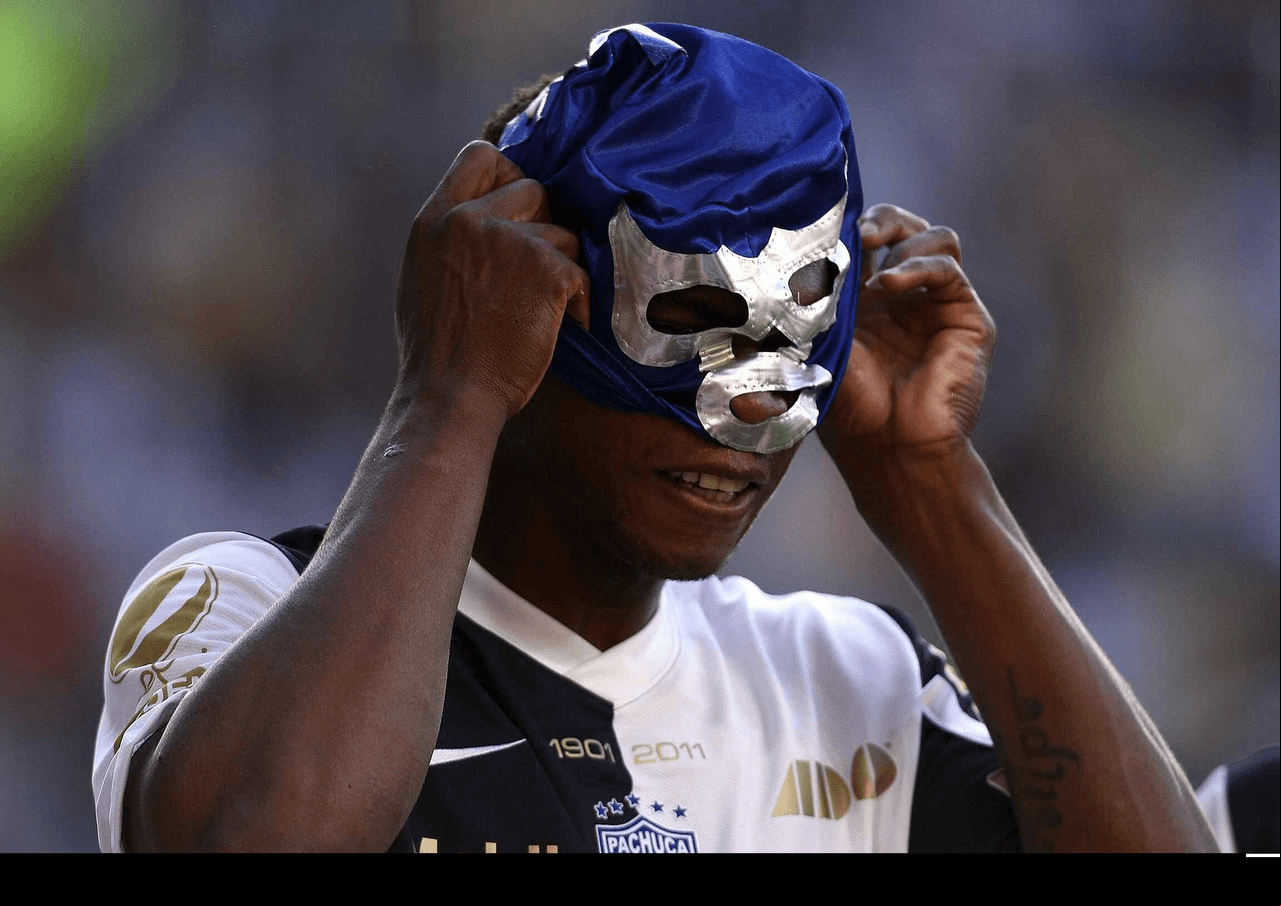 <b>Félix Borja </b>– El futbolista ecuatoriano vivió muy buenos momentos con el Pachuca, y en un partido tras anotar celebró al ponerse una máscara.