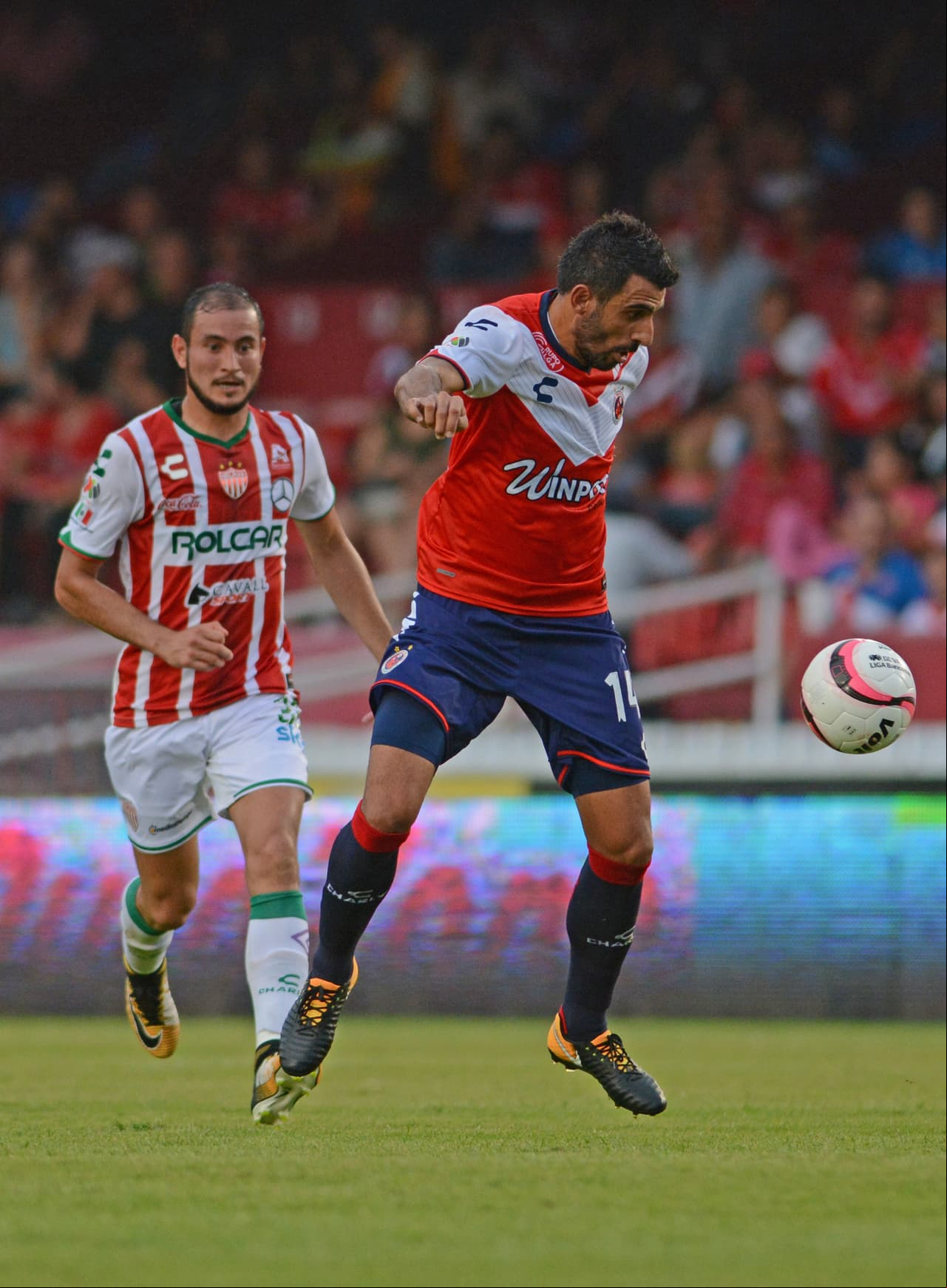 Veracruz saltó al campo con un clásico 4 - 4 - 2, teniendo a Villalva y Menéndez en punta.