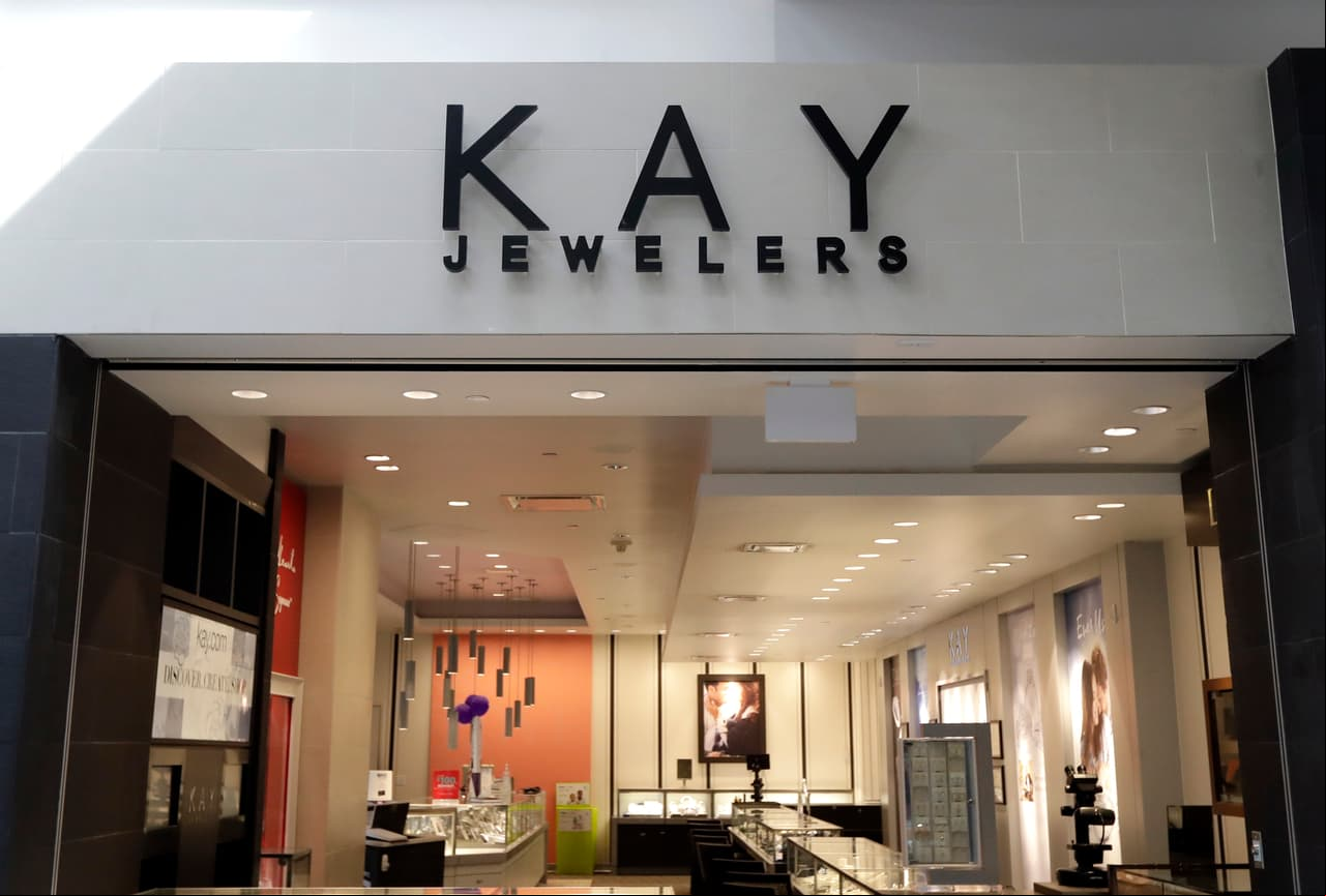 <b>Signet Jewelers,</b> la empresa dueña de las joyerías Zales, Jared y Kay, 
<a href="https://tudn.sitiodesbloquea.com/_next/image?url=https://st1.uvnimg.com/67/d4/72f15d71420ead69b07a4cad6b61/ap-18073640822321.jpg&w=1280&q=75 1280w