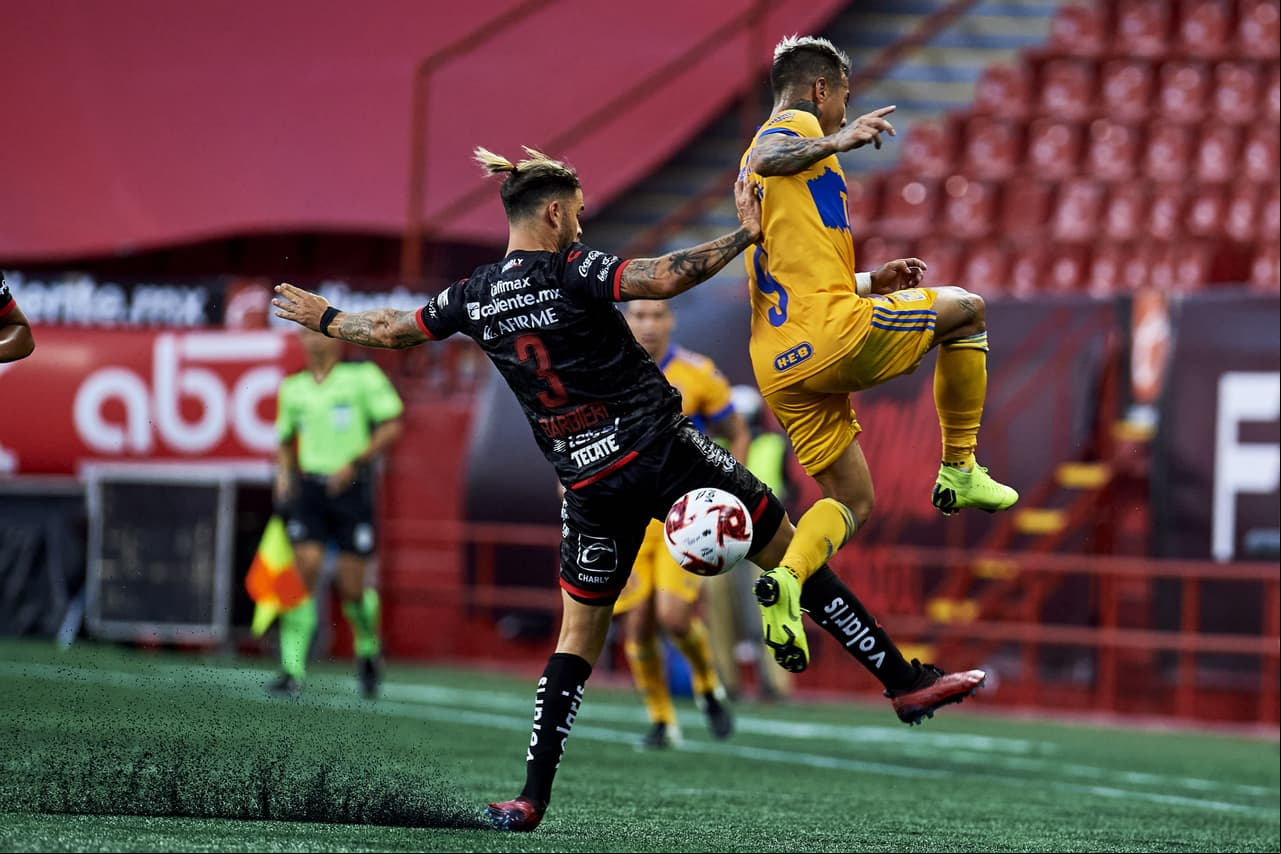 Tigres continúa con la insistencia y con una presión alta comienzan a robar balones.