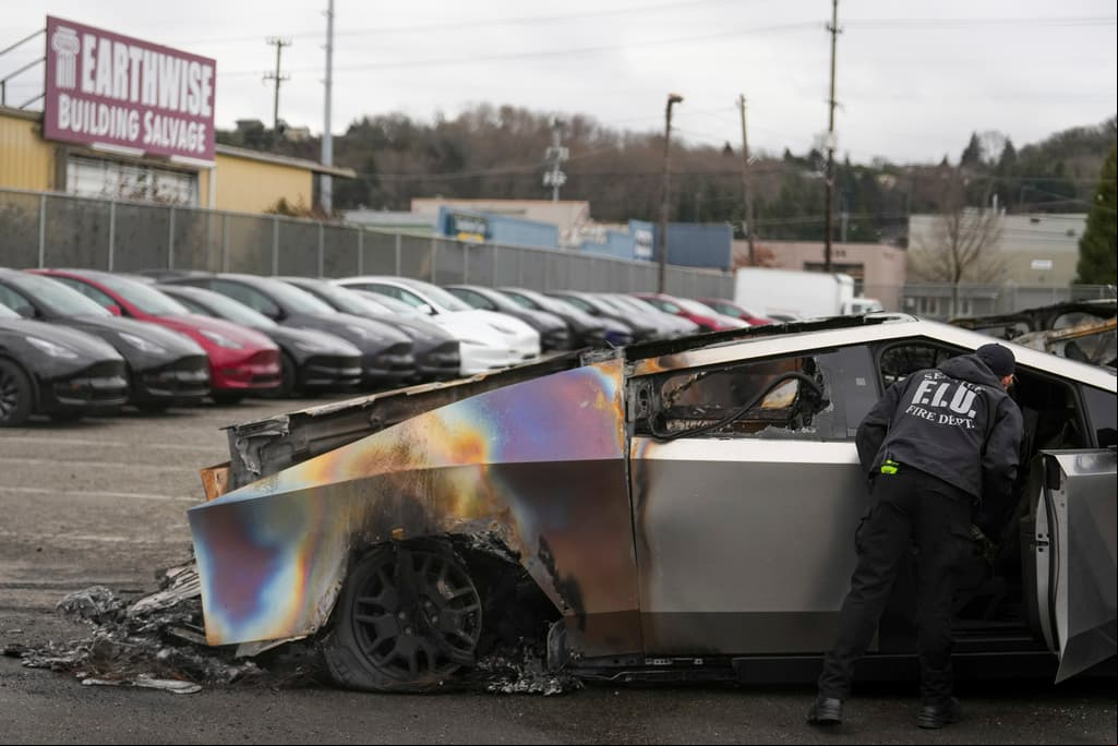 Para Trump quienes vandalizan autos Tesla son “terroristas”, pero los asaltantes del Capitolio son "patriotas"
