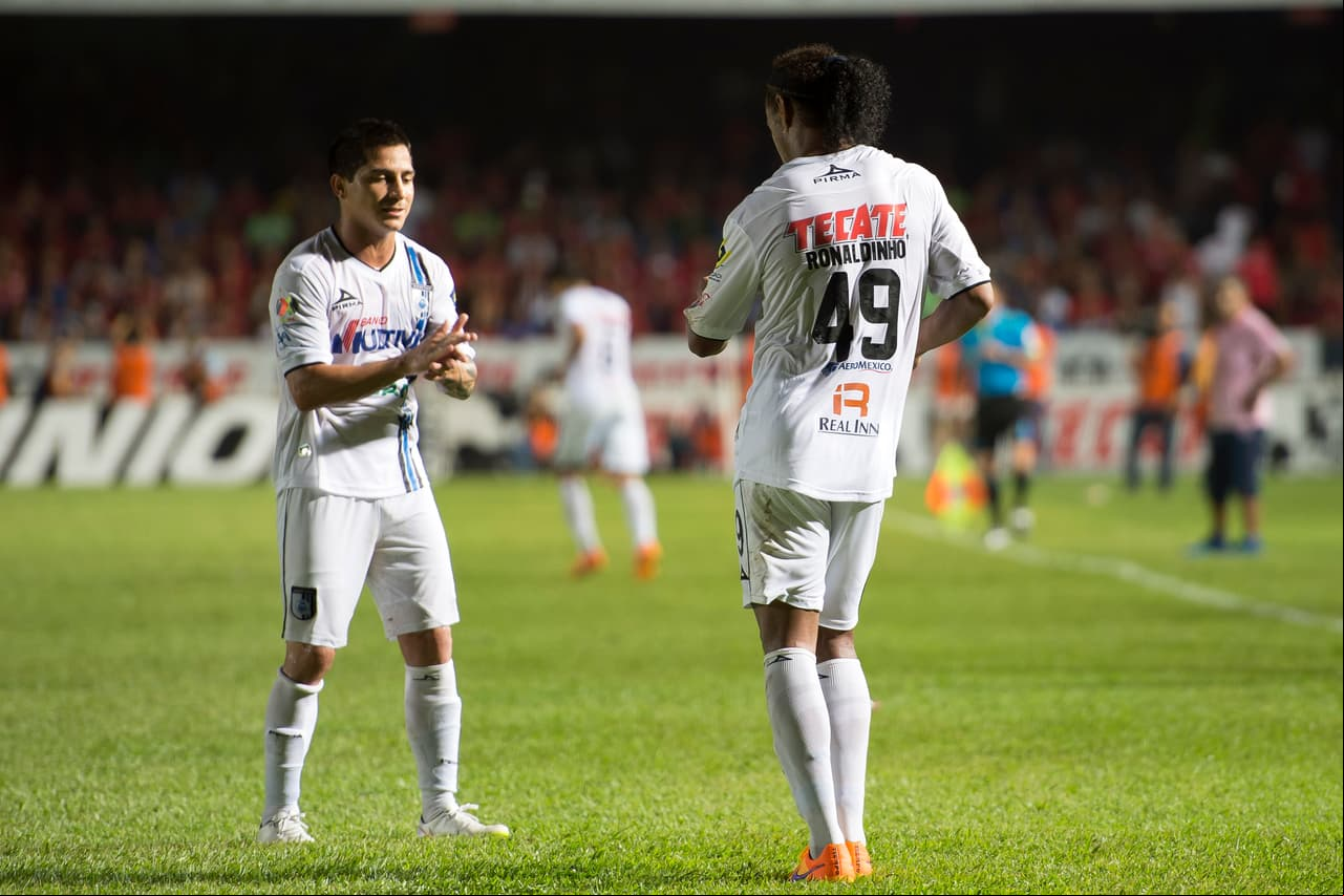 Con el 49 en la espalda, Ronaldinho dio muestras de su calidad en el fútbol mexicano.