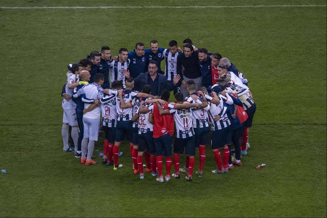 Mohamed, el líder del equipo, anima a sus jugadores previo a los penales.