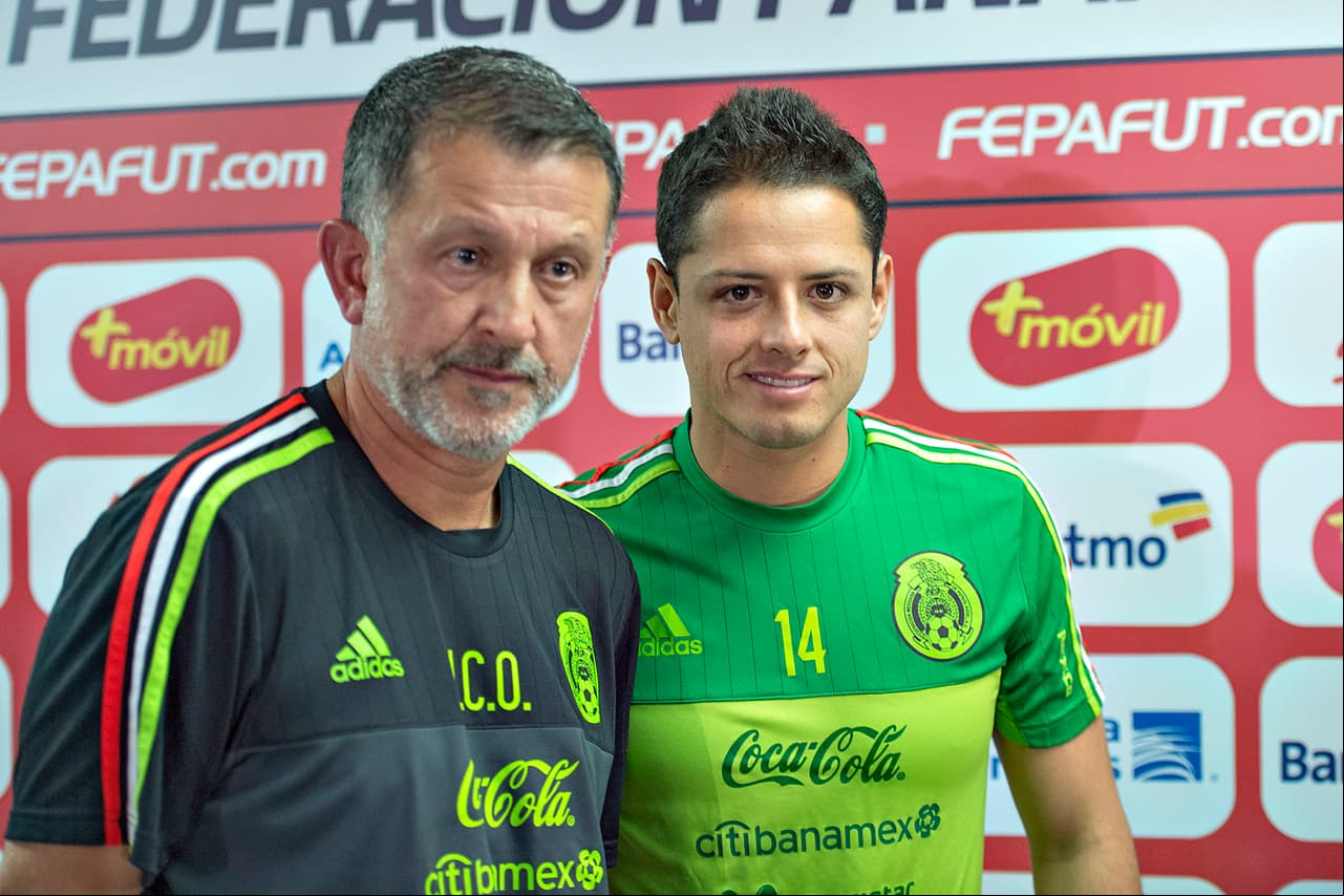 El delantero mexicanao 'abogó' por el estratega colombiano.