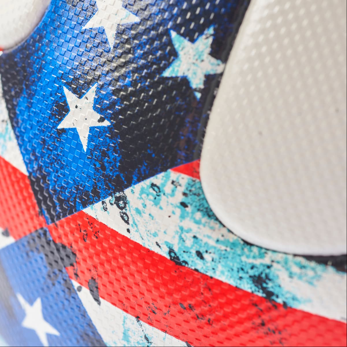 Barras, estrellas y la hoja de Maple vuelven a ser protagonistas en el nuevo rediseño del balón oficial de la MLS.