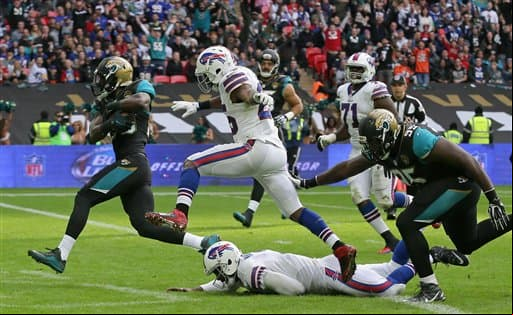 Smith registró una marca en el equipo de nueve tackleadas, incluyendo dos para pérdida de yardas, tres pases defendidos y una intercepción que regresó para touchdown en el juego que los Jaguars ganaron 34-31 a los Bills en Londres.
