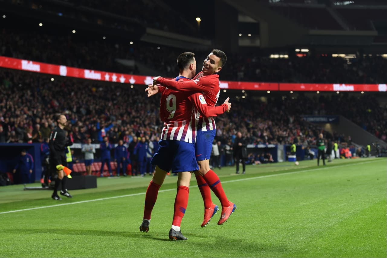 Diego Godín encontró al delantero croata con una gran asistencia y de pierna derecha cruzó el remate ante la floja marca de Bernardo Espinosa.