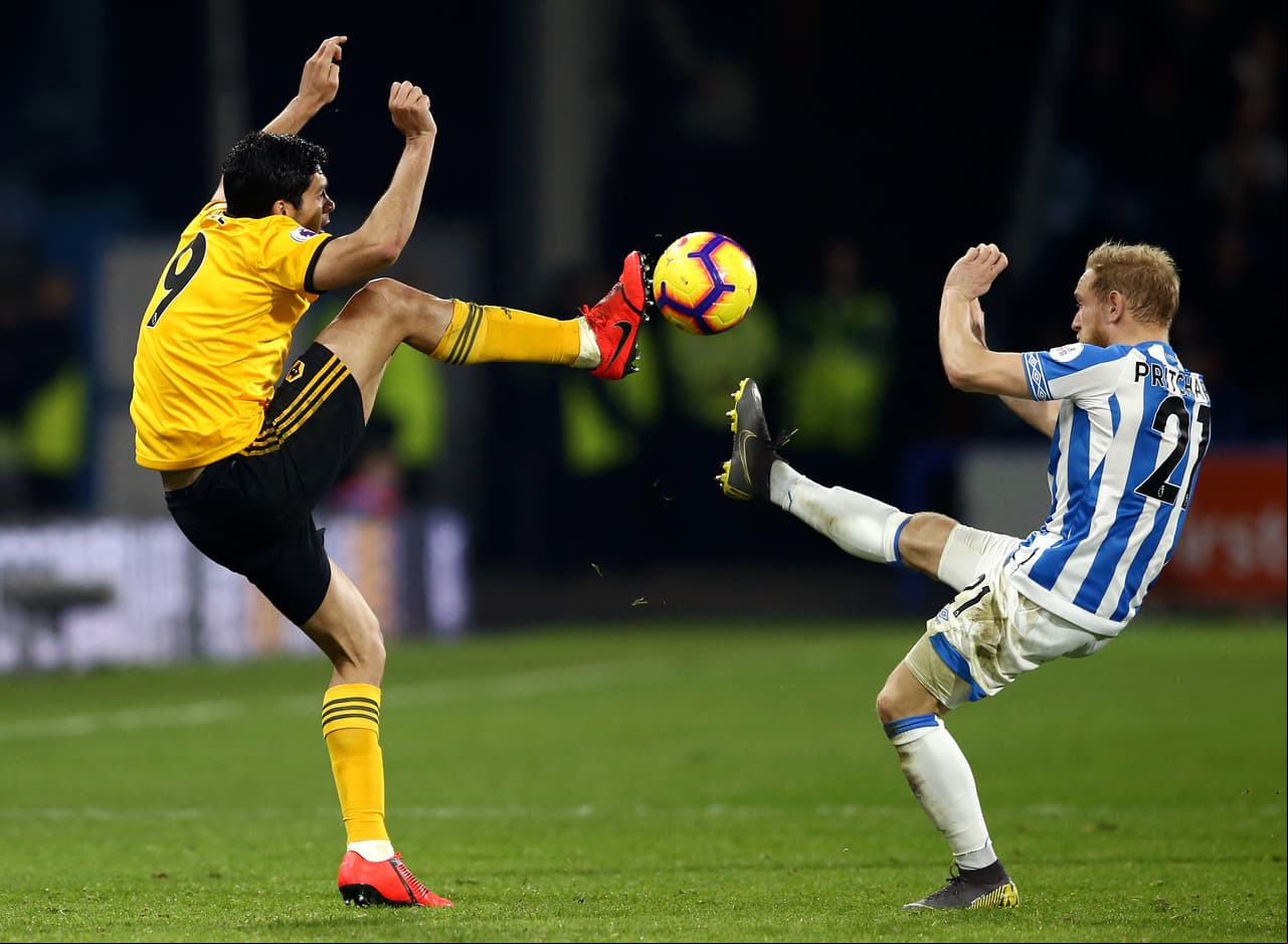 Raúl Jiménez fue sustituído por Helder Costa al minuto 34 del segundo tiempo con el partido igualado sin goles.
