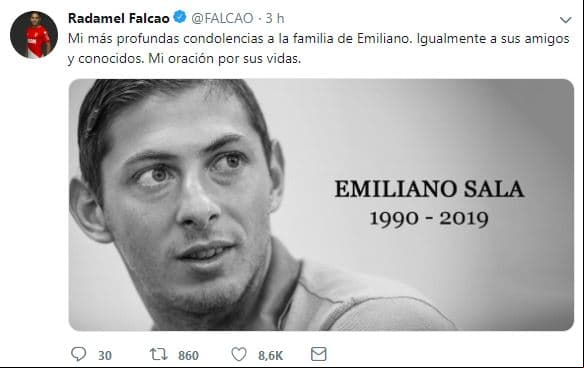 Falcao García, rival en la Ligue 1 de Emiliano, no dejó pasar la oportunidad para ofrecer sus oraciones.