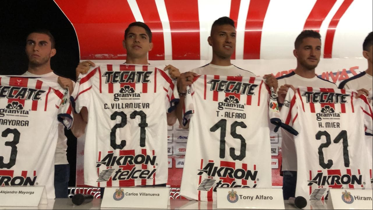 Los nuevos jugadores de Chivas ya portan la playera de su equipo para el Clausura 2018.