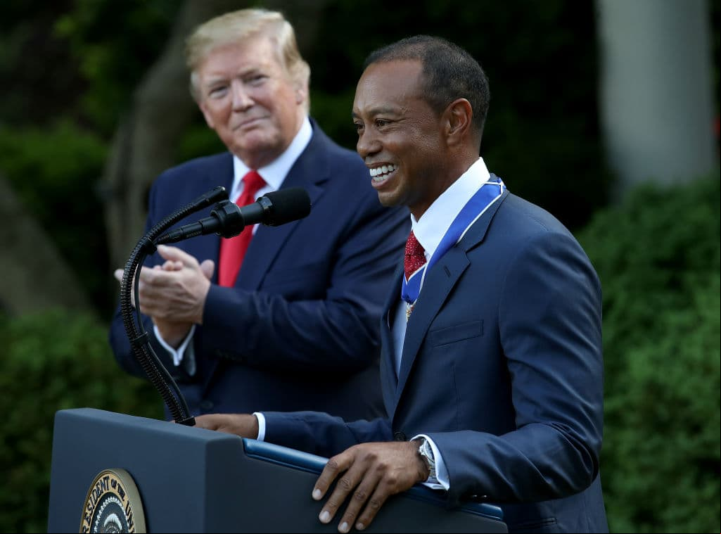El Presidente de Estados Unidos de América Donald Trump entregó este lunes al golfista Tiger Woods la Medalla Presidencial de la Libertad, el mayor reconocimiento civil en EEUU, situación que ha generado controversia sobre si entra en juego la predilección del Mandatario por el golf y en coincidencia con el logro de Woods al ganar la edición 2019 del Masters, por encima de otros candidatos más prototípicos para adjudicarse la presea. Estas son las imágenes de la ceremonia.