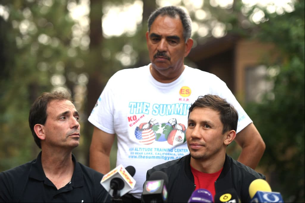 La queja, interpuesta por su entrenador (centro) Abel sánchez obedeció al deseo de Saúl Álvarez para usar los guantes de la marca 'No Boxing No Life' de su entrenador Eddy Reynoso.