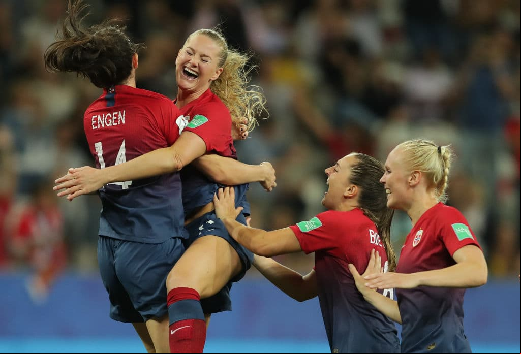 Noruega ganó 4-1 desde el punto penal y el próximo jueves se enfrentará con las ganadoras entre Inglaterra y Camerún en Le Havre.