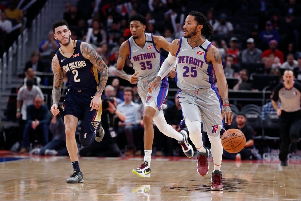 Derrick Rose levanta la mirada con el balón dominado y listo para asistir a alguno de sus compañeros.
