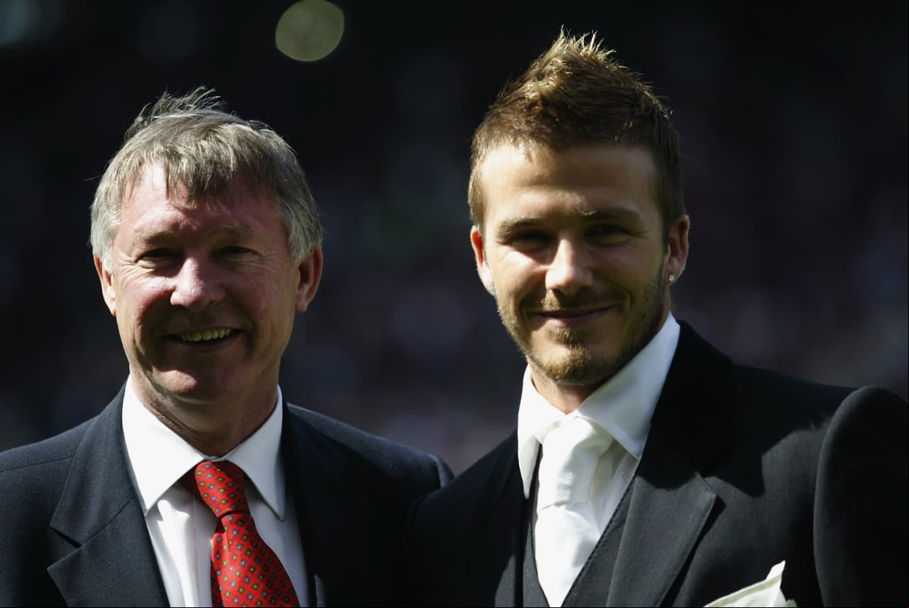 Más raro suele ser que sea el propio técnico quien genere las lesiones. Así sucedió cuando en un ataque de furia, Alex Ferguson le lanzó un guayo a David Beckham, cuando este era jugador del Manchester United. Eso le provocó una sutura encima del ojo izquierdo al volante.