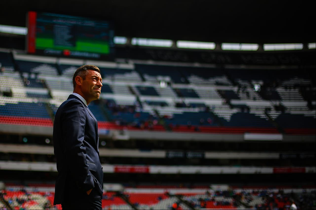 Como siempre, la puntualidad: Fiel a su estilo, el entrenador europeo ya estaba preparado antes de comenzar el encuentro.