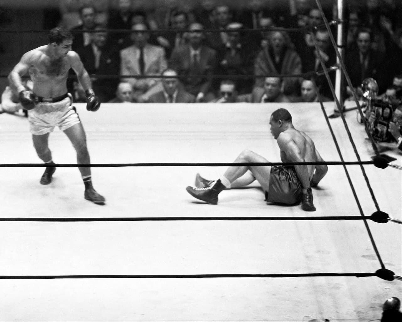 Rocky Marciano (izquierda) venció a Joe Louis para quitarle el título de los pesados el 27 de octubre de 1951, fue la última pelea de Louis.
