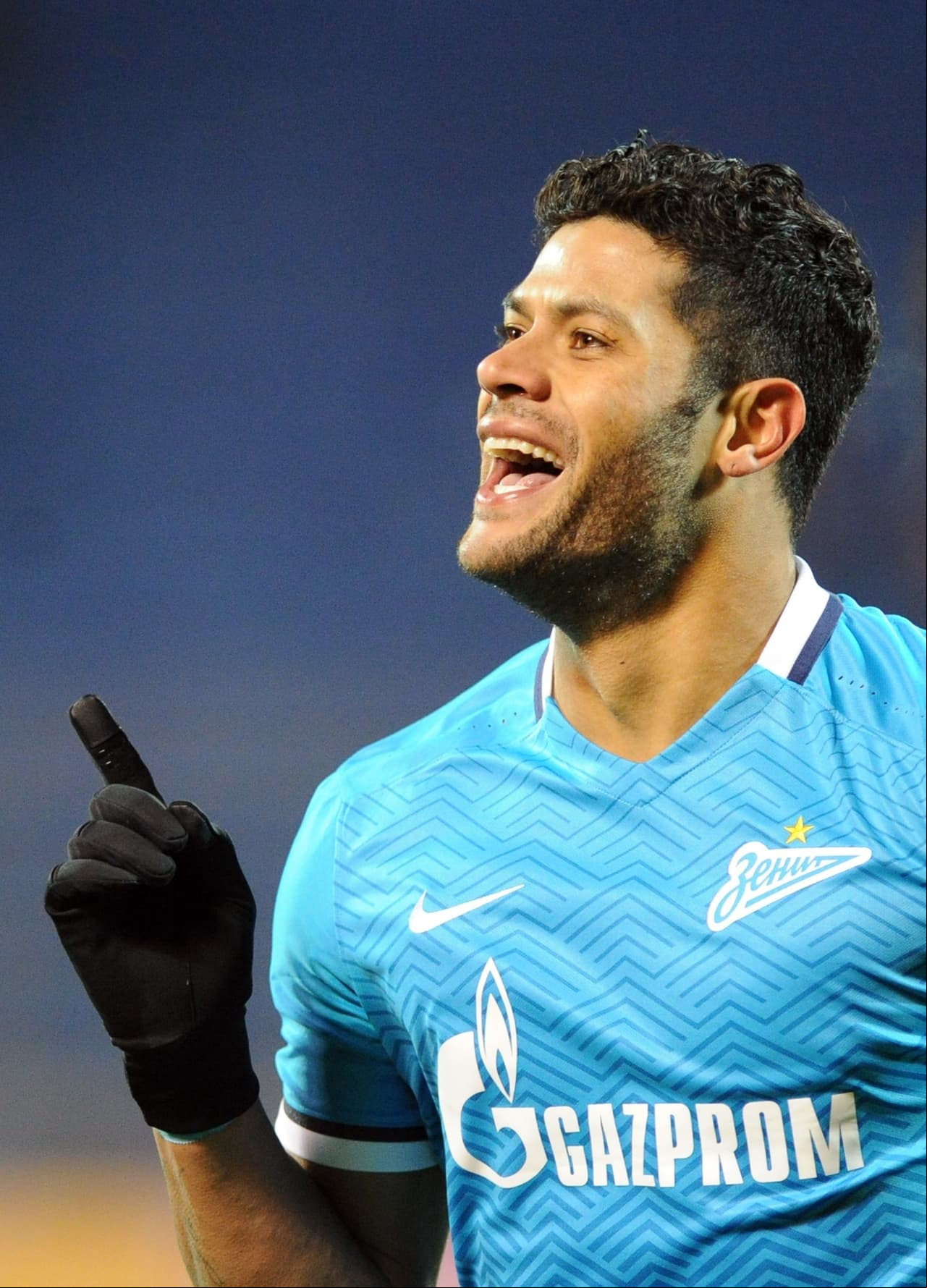 Delantero: Hulk (Zenit) El ariete brasileño ha brillado esta campaña con el club ruso al cual ayudó a clasificar a la siguiente ronda de la Champions como uno de los ocho mejores al liderar el Grupo H. Hulk marcó un doblete vital para empezar ganándole al Valencia en España y luego anotó su tercer gol en la goleada al Lyon que selló la cima del sector.