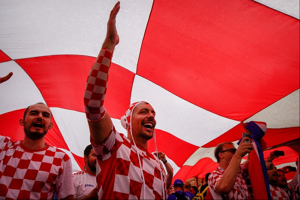Los fanáticos de Croacia e Inglaterra ponen su colorido y alegría en medio de la definición del segundo finalista en la fiesta de las semifinales del Mundial de Rusia 2018.