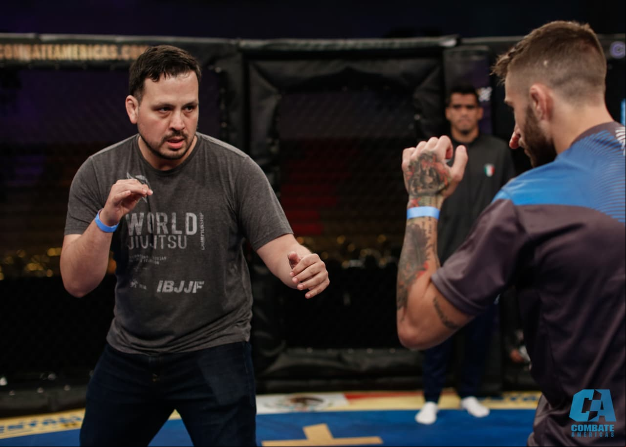 La fiesta del Combate Américas en el Gimnasio Nuevo León de Monterrey tuvo como protagonistas a la intensidad de las artes marciales mixtas y al luchador Alberto del Río.