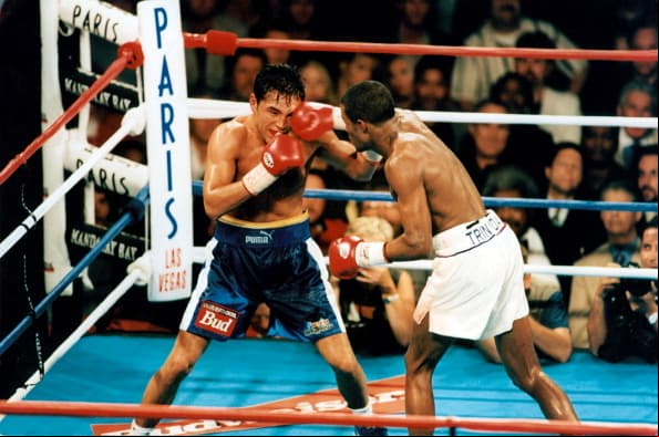 Félix Trinidad vs. Óscar de la Hoya. El polémico choque entre 'Golden Boy' y 'Tito' Trinidad seguirá dividiendo opiniones entre los fans mexicanos y puertorriqueños, quienes vieron en De la Hoya al mejor pugilsita de sagre mexicana que podía acabar con el invicto de Trinidad.