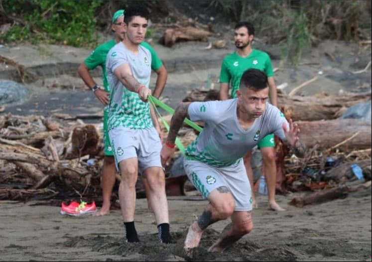 Santos comparte su sesión matutina y, ¿por qué no? Una refrescadita también.