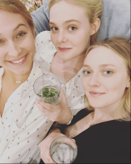 La actriz compartió una selfie junto con su hermana para dar la bienvenida al 2021.