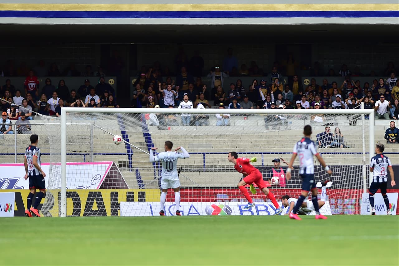 Pumas dominó al campeón Rayados de Monterrey todo el partido, Barovero estuvo fino atrás y los atacantes universitarios insistieron hasta que cayó el gol.