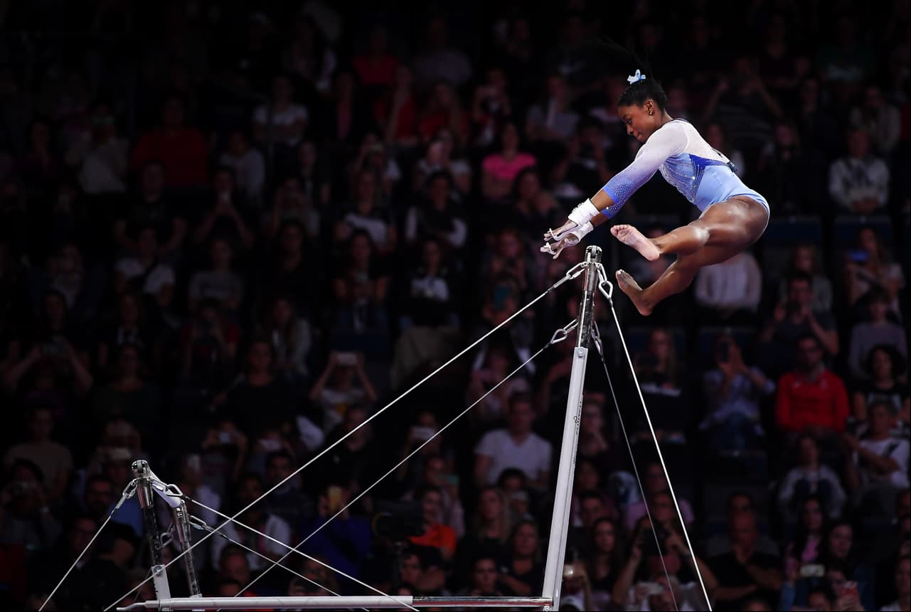 Biles mejora año con año y presenta rutinas nunca antes efectuadas. Este año realizó el doble mortal agrupado con doble pirueta para salir de la barra y el triple doble en el suelo.