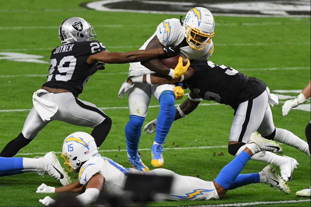 Raiders no logran finiquitar a los Chargers y en menos de cuatro minutos consiguen la victoria 30-27.