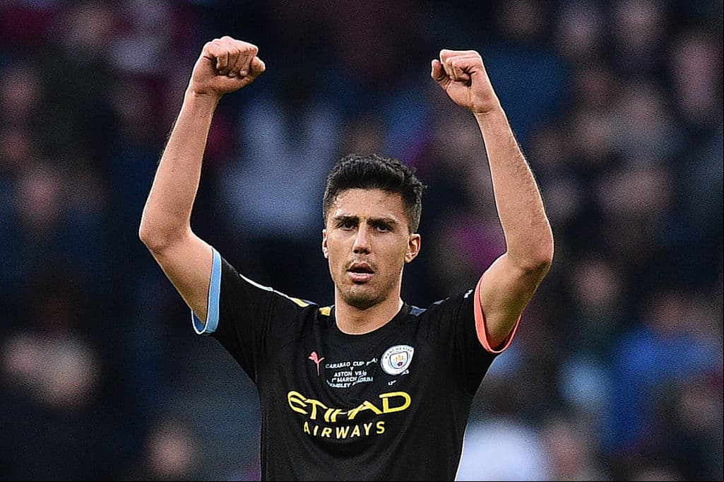 Rodri celebra con las manos en alto y acerca al Manchester City al título por segunda ocasión consecutiva.