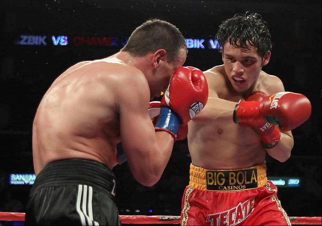 Julio Cesar Chavez Jr. ganó su primer título de peso mediano del Consejo Mundial de Boxeo, con ello puso su nombre en la historia del boxeo.