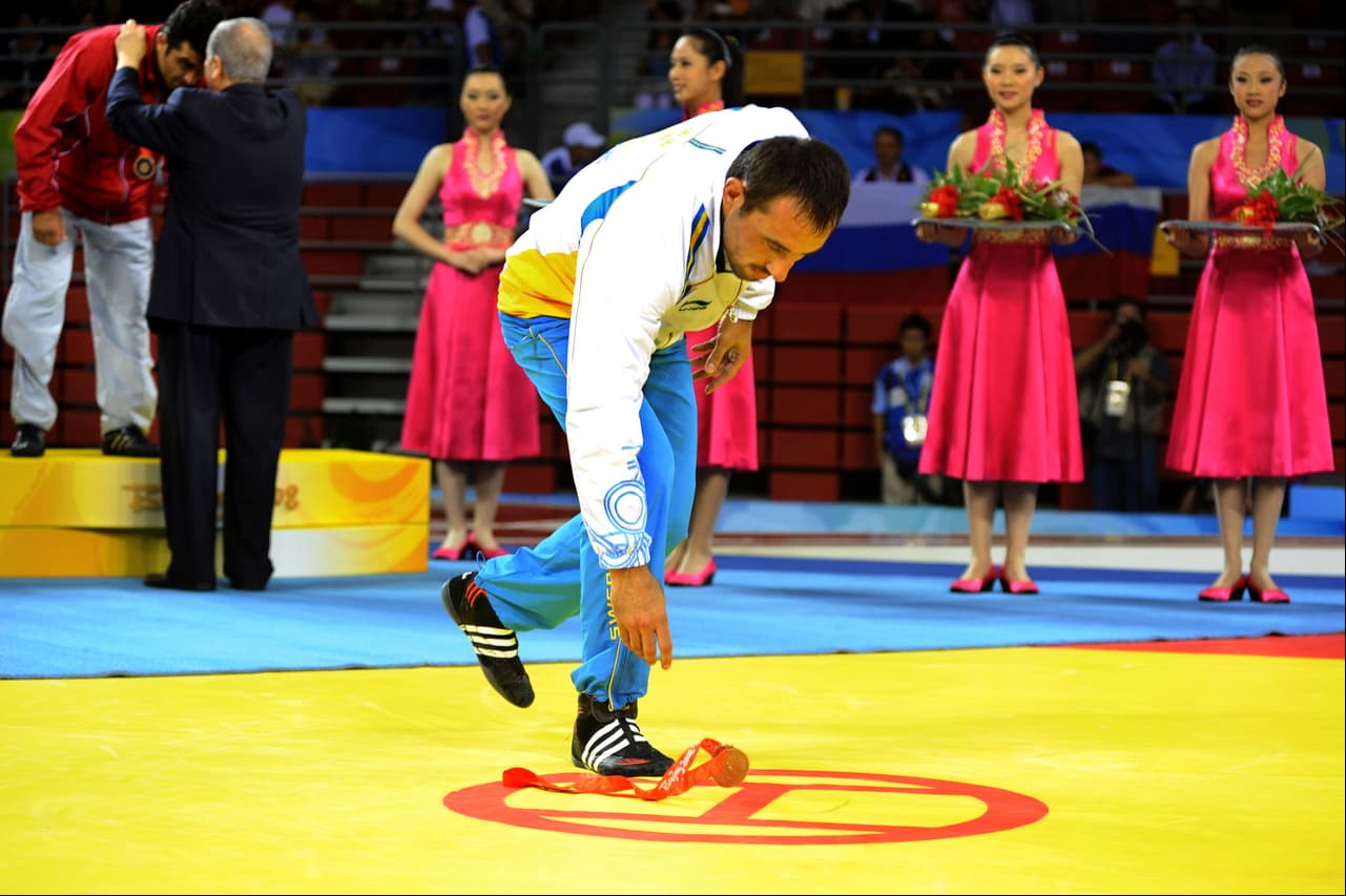 El medallista de bronce Ara Abrahamian, ganador de la medalla en la lucha grecorromana de 84 kilos en Beijing 2008, se quitó la medalla y la colocó en el piso por estar en contra de una decisión tomada en la semifinal. Declaró que esos Juegos Olímpicos fueron un fracaso para él.
